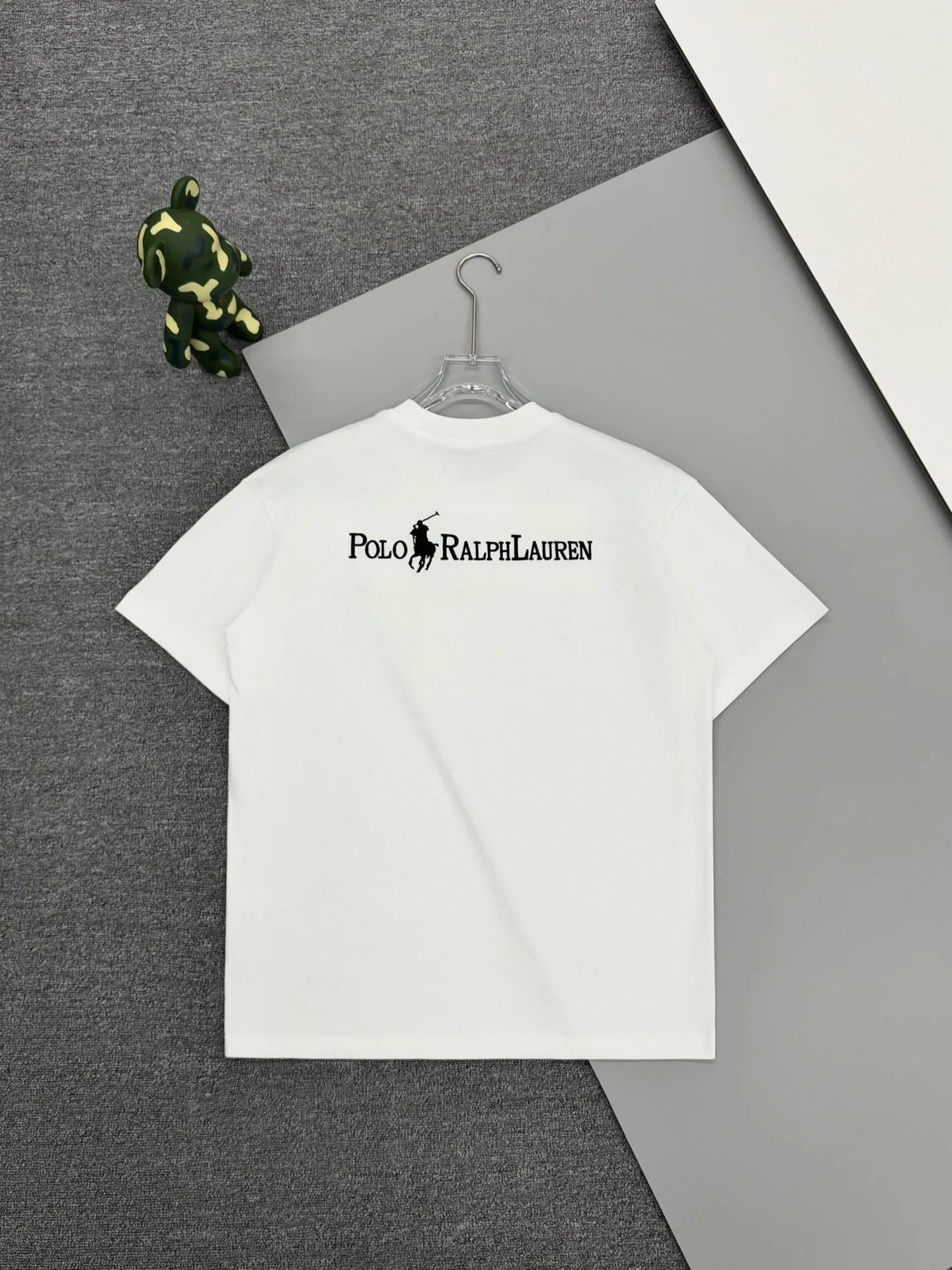 P160 [High Quality]Ralph Lauren*Ralph Lauren embroidery micro-label simple‼ ️Short-sleeved T-shirt 💗Ralph Lauren classic short-sleeved T-shirt, custom-made 280g pure cotton fabric, soft and breathable, classic horseback golf🏌️ embroidery on the chest, logo + logo embroidery on the back, simple and recognizable. Round neck design, neat tailoring, customized 280g pure cotton fabric, soft and smooth to the touch, great breathability, super comfortable to wear in summer! The same loose version for men and women, OK to wear alone or layered, versatile ~ 𝐂𝐎𝐋𝐎𝐔𝐑: black white 𝐒𝐈𝐙𝐄: S-xL Size chart: S: Shoulder width 51 - Bust 55 - Clothing length 70 M: Shoulder width 53 - Bust 57 - Clothing length 72 L: Shoulder width 55 - Bust 59 - Clothing length 74 XL: Shoulder width 57 - Bust 61 - Clothing length 76